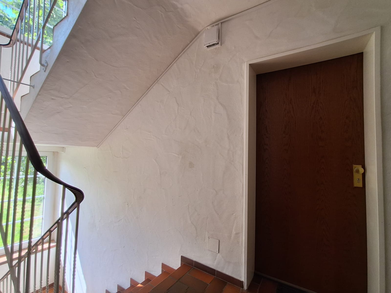 Nachher – saubere Installation im Treppenhaus